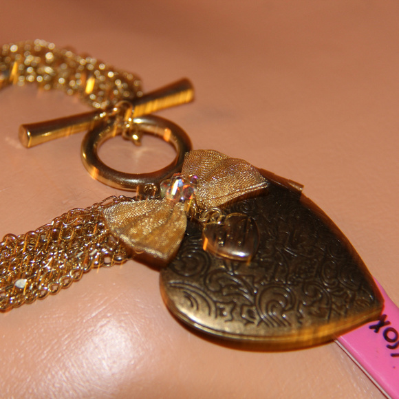 Gold HEART LOCKET BETSEY JOHNSON bow CHARM chain BRACELET vintage Victorian B18 - Picture 1 of 3